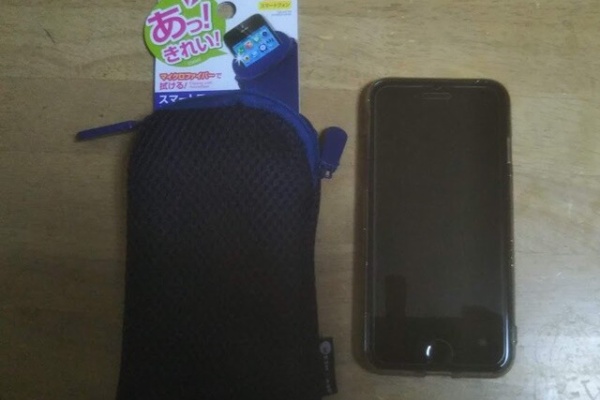 セガレの知恵袋 製品レビュー ダイソー で販売している マイクロファイバースマホケース 何気に取り出す度に画面がキレイになります
