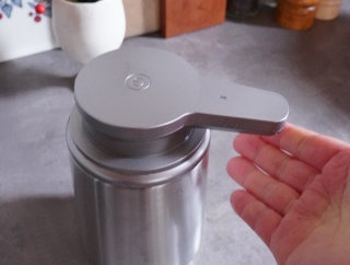 手を触れずに洗剤が出る快適さ｜SNSで話題のステンレス製オートソープディスペンサーを使ってみた