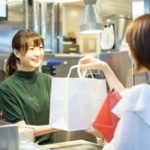 レジの会計無言で済ますやつ精神強過ぎない？ 	