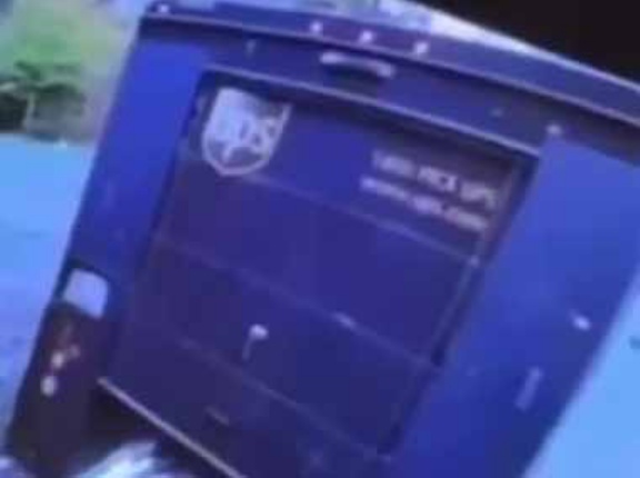 【海外の日常】 その家は犬が放し飼いだった。こんな時はどうするの？ → 配達員はこうします…