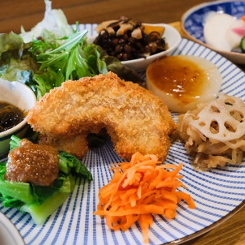 「シロクマ食堂」の『ベジプレート』（大和市南林間）【やまとぴグルメ】