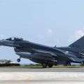 【ﾌｧﾝｻﾏﾘｨ】 米中会談終了直後　新造のF16V戦闘機2機 、台湾に到着　トランプは中国の「台湾に武器売るな」を完全無視