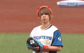 北海道日本ハムファイターズ　謎の芸人達を球場で踊らせて炎上「あかん、ほんまに気持ち悪いかも」