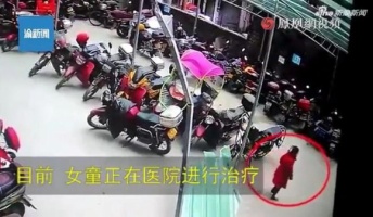 【動画】マンション26階から6歳女児が転落…自分で起き上がり何事もなかったように立ち去る 重慶市 ※動画
