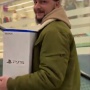 【動画】PS5を手に入れた男性、既婚男性に完全勝利し終始笑顔でアピールしてしまうｗｗｗｗｗ