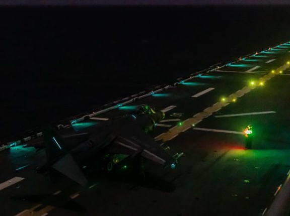 ワスプ級強襲揚陸艦「イオー・ジマ」でAV-8Bハリアー攻撃機が夜間の発着艦訓練を実施！