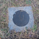 皇居の門内で見たマンホールの蓋