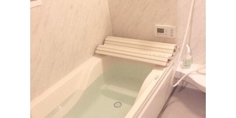 水道水はクサイだの汚れてるだの言う嫁がウォーターサーバーを家に設置したんだが、水を汲んでくるように命令された俺が嫁のコップに風呂で水道水注いで届けた結果…