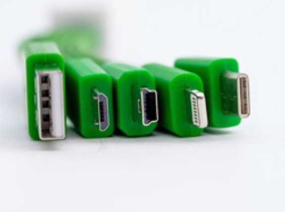 USB Type-C「上下関係なく挿せます。便利です」 Micro-B「上下わかりにくいです。壊れやすいです。挿しにくいです」