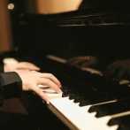 【画像】12歳で米音大に合格したメスガキのお胸、エッッッッッッッッッッッッッ！