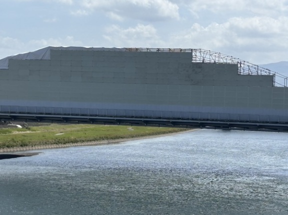 御成橋、工事してる。5月末ごろまでの塗装工事だって。(沼津市)