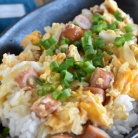 お手軽食材で♪ウインナーと卵のふわとろ丼