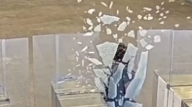 【動画】アトランタは運賃逃れ防止のためにガラスの壁を建設するのに1億3000万ドルを費やしました。結果…