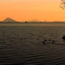 東に朝陽、西に沈む月