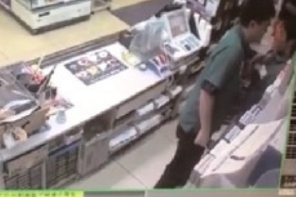 社会 セブンイレブンの高校生バイト レジで同僚の男性から暴行 防犯カメラ映像流出 なんでも通信談