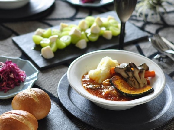 ちょっとしたおもてなしに【牛肉のトマト煮込み　季節の焼き野菜とクリーミーマッシュポテト添え】じっくりことこと煮込みました！【PR】