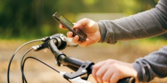 イヤホンして右手に飲み物、左手にスマホでおばあさん跳ねた事件あったけど、弟嫁がこれと同じようなことして自転車乗ってる