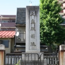 【漫步千本通，走進今昔交錯的京都】位於千本二條的十字路口，如今只是普通的城市街景，但這裡曾矗立著一座相當於七八層樓高、通體朱紅的巨大雙層城門，即朱雀門。