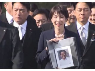 【画像】高市早苗、安倍晋三を持参w w w w w w w w w w