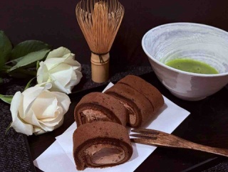 【ローソン×ゴディバ】もち食感ロール ドゥーブルショコラを実食！濃厚Wチョコとお抹茶の至福時間