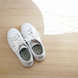 『古びた白スニーカーを新品みたいにする方法』の画像