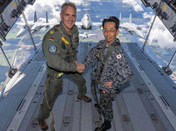 ドイツ空軍と航空自衛隊の空中握手、良い写真すぎると海外で話題に
