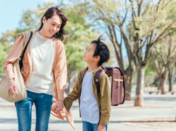 【衝撃】最近の日本のCM「私は小学6年生です。シングルマザーの家で、ご飯もろくに食べれません」←これ！