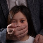 【愕然】深夜１時に警察官が来て、このマンションに住んでる小学5年の女の子が塾から帰らないって聞いてきた結果⇒！