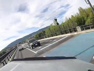 ジムニーが左折で横転する動画って定期的にみたくなるよね