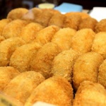 つり革になぜコロッケが！？　関東鉄道に「コロッケトレイン」登場　トレインとフェスで景気も「揚げ揚げ」