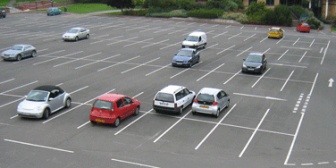 夫はスーパーやその他の駐車場で車を停める時、他がガラガラでもすでに停まってる車の横に停める。そうする理由もよくわからない