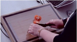 シャープ、まな板タブレットを発表…強化ガラスで包丁でも傷つかない!