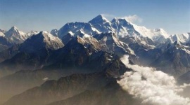 エベレスト登山中、標高7000メートル付近で登山家3人とシェルパが乱闘