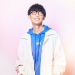 【悲報】歌手のオーイシマサヨシさん、ファンに容姿を完コピされる