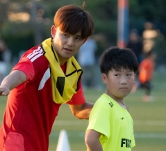 久保建英がサッカー教室で小学生たちと交流！　ドリブルの極意も伝授　子ども達の“ド直球質問”に本音全開