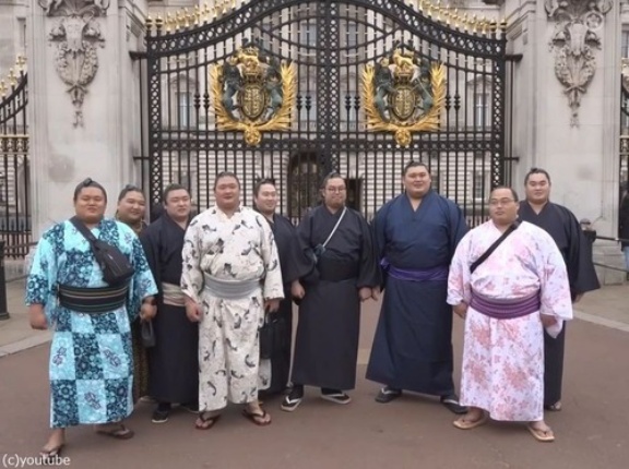 34年ぶりの大相撲ロンドン公演が世界を魅了…横綱たちのキュートな観光姿に『優しい巨人』の声