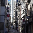 朝の繁華街を歩く