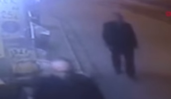 【タイムトラベラー?】謎の男「(肩をポン)後ろを見て」→次の瞬間・・・・