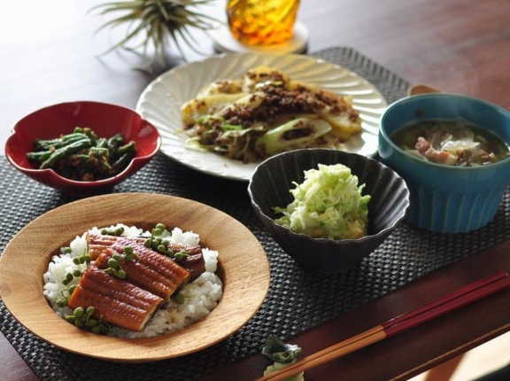 スタミナ回復！うなぎ丼とひき肉とじゃがいもの黒胡椒炒めで晩ごはん