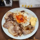 大衆食堂スタンド そのだ 五反田店「チャーシューエッグ、烏龍茶、お通し」