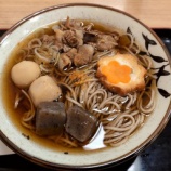 『仙台駅改札内 立ち食いそば 杜(もり)「期間限定 芋煮そば」美味いっすよ』の画像