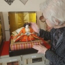 ひな人形飾り付け