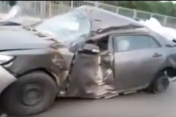 海外「トヨタ伝説がまた生まれた」原型をとどめてないのに普通に走るトヨタ車に驚愕する海外の人々