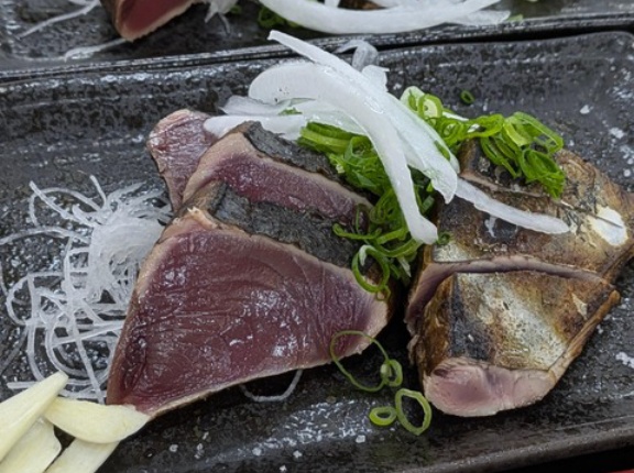 【画像】カツオのたたき食べに来た