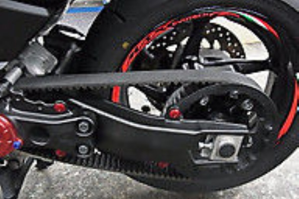 Tmax530やクルーザーのベルトドライブ車の調整はデリケートで 専用工具無しでのタイヤ交換は危険です Ysp大阪東 ヤマハな休日の為に