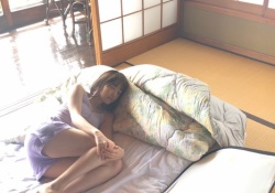 【衝撃】これやばいってww 堀未央奈のショーパンで寝転ぶ姿がけしからんwww
