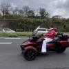日本ハム新庄監督が3輪バイクで疾走！ファン「ヘルメット被らなくて良いんですか？」