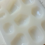洗濯物にティッシュ。と、水色な波石つくりました。