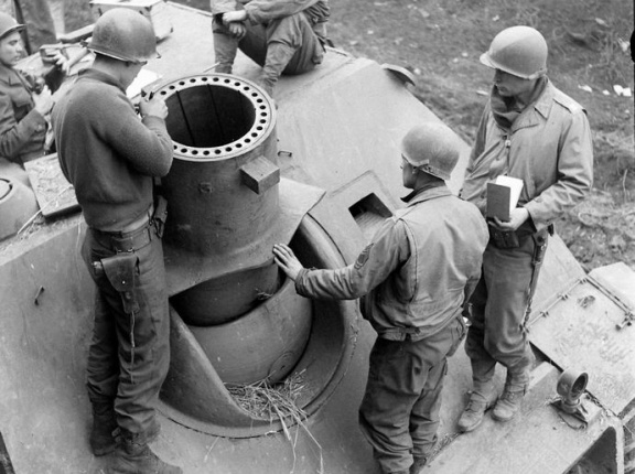 鹵獲したドイツ国防軍の自走砲シュトルムティーガーを調べる米兵！