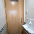 トイレ引き戸の汚れと粘着シート